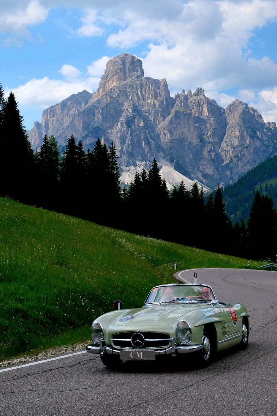 I titolari Carmarini al volante di una vettura d'epoca